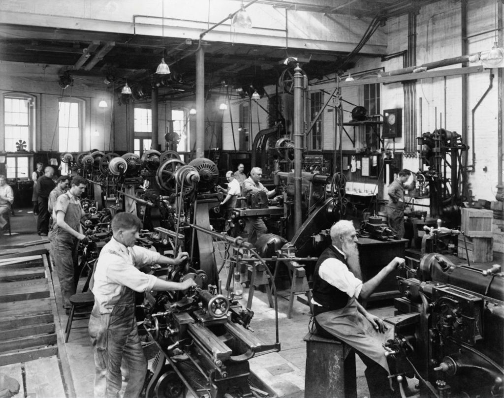Operários trabalhando numa fábrica em 1960.