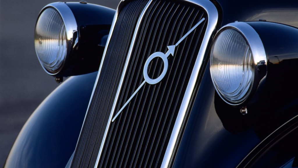 Grade de carro antigo da Volvo. Seu logotipo é uma representação do antigo símbolo químico do ferro