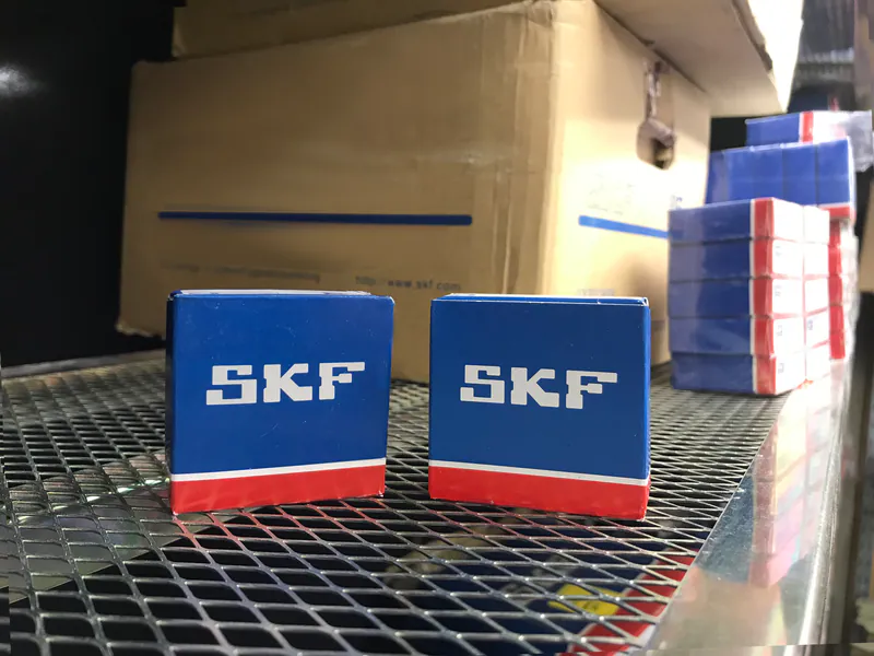 Qual caixa é a original?
Apenas a da direita. Mas você saberia dizer ao certo? Se você suspeitar que seu produto possa ser falsificado, use o aplicativo SKF Authenticate.