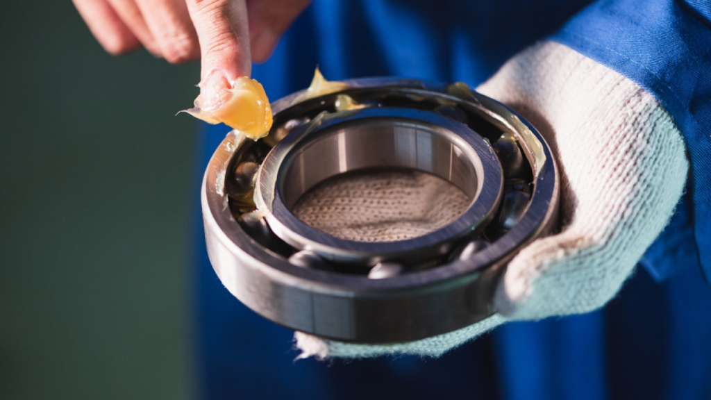 Em uma máquina comum, os lubrificantes representam de 2 a 3% dos custos operacionais. Porém, 40% dos custos de manutenção são causados por lubrificação deficiente.