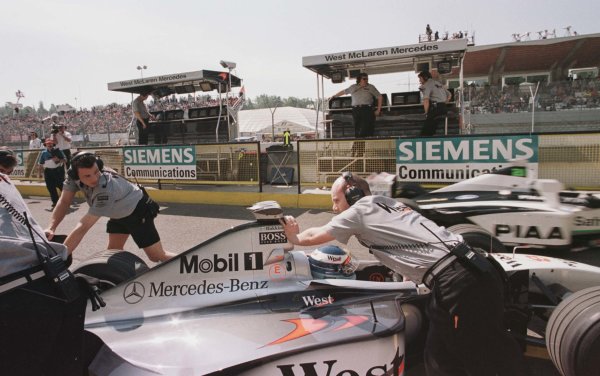 O piloto de Fórmula 1 finlandês Mika Hakkinen abandonou o Grande Prêmio de San Marino de 1998 quando sua caixa de câmbio falhou devido a rolamentos falsificados.