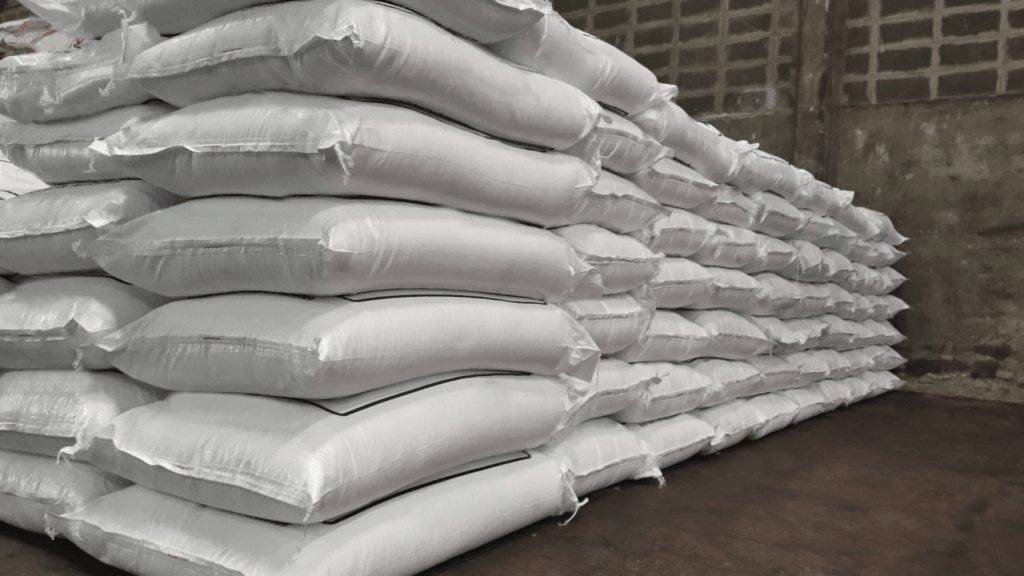 Sacos de fertilizante armazenados, aplicação que exige lubrificação especializada em misturadores