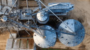 Silos de armazenamento de fertilizante vistos de cima, etapa anterior à lubrificação em misturadores