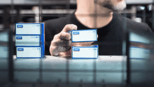 Colaborador selecionando rolamentos SKF em estoque de distribuidor autorizado SKF